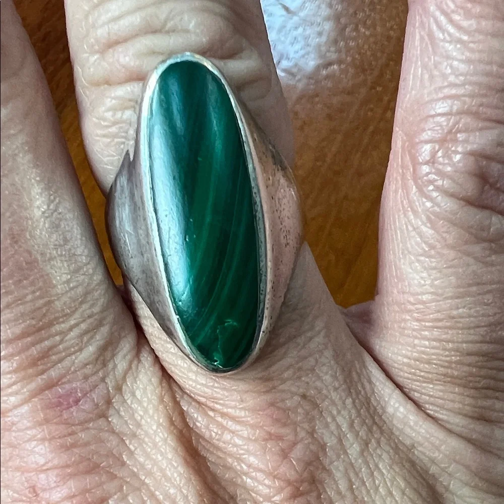 Vintage Sterling Silver Unisex Ring with Oval Malachite Stone